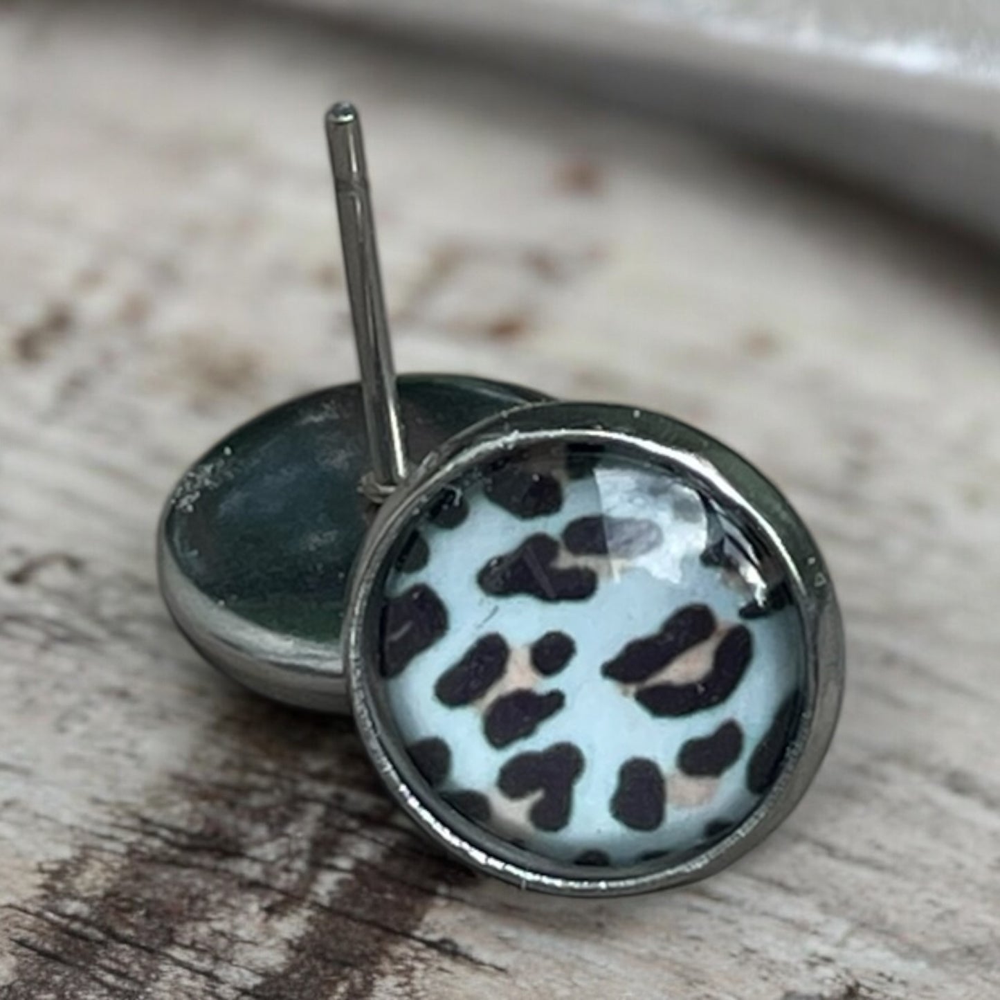 Boucles d’oreilles léopard grises