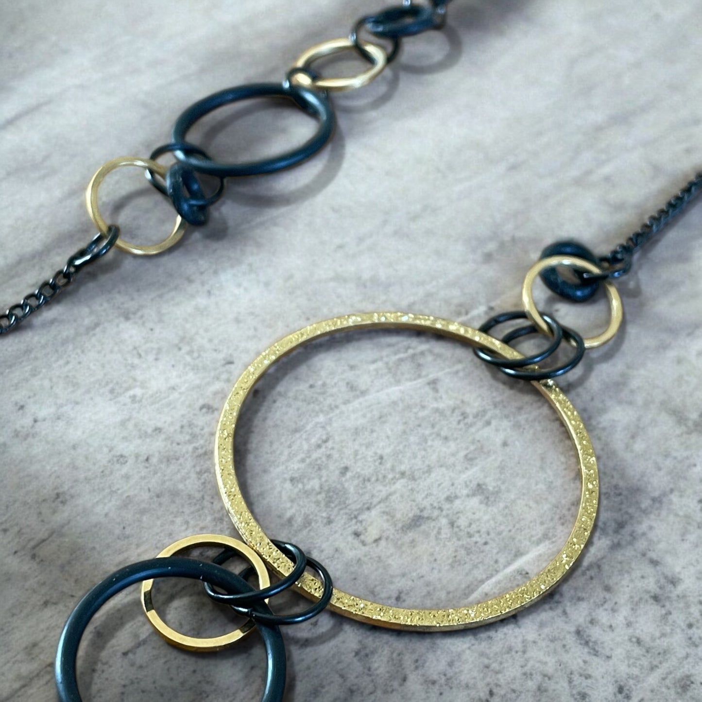 Collier long à anneau brillant