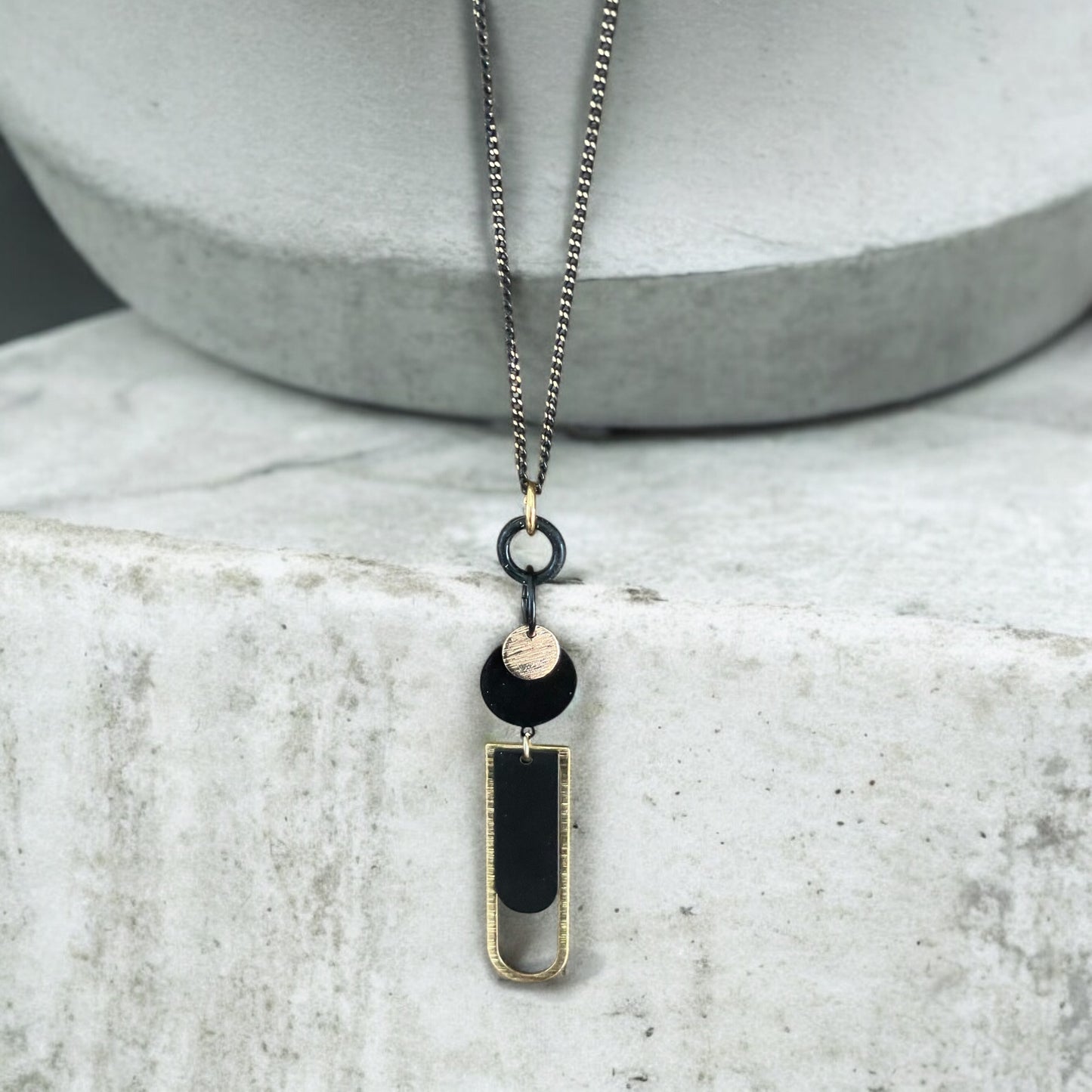 Le collier épuré noir et or