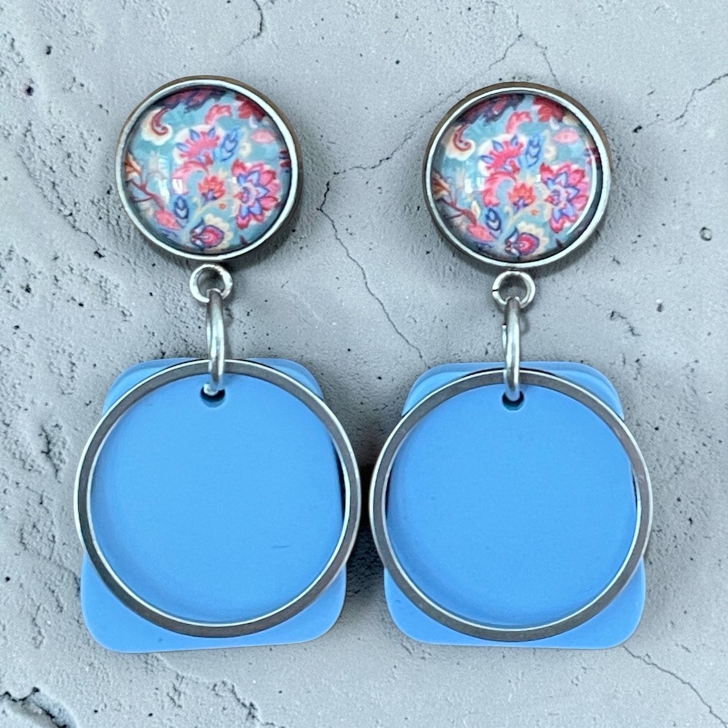 Boucles bleues et fleurs