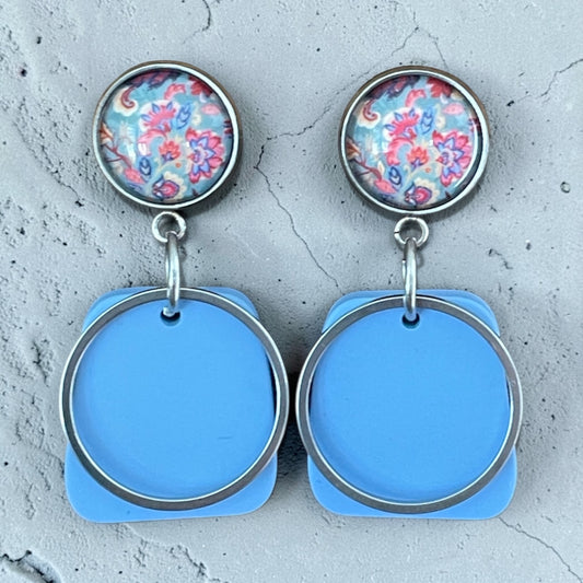 Boucles bleues et fleurs