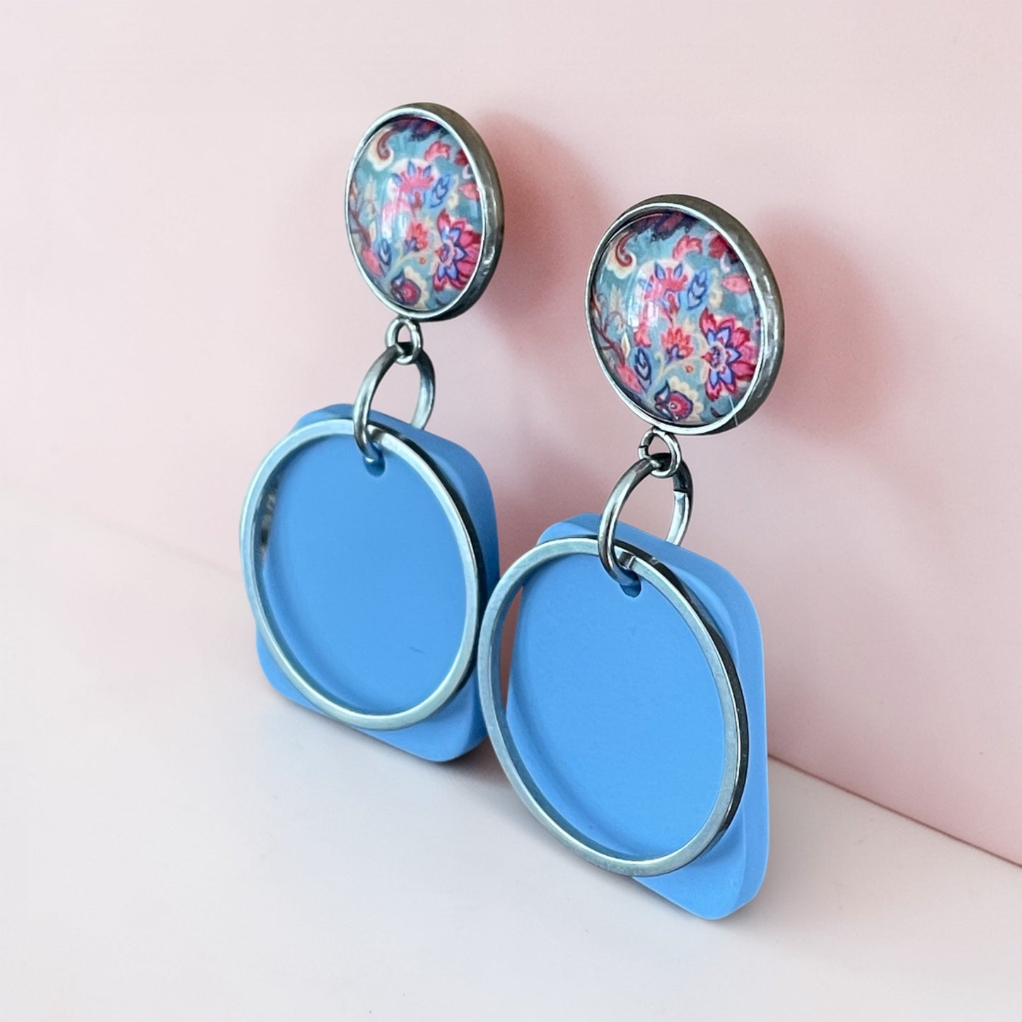 Boucles bleues et fleurs