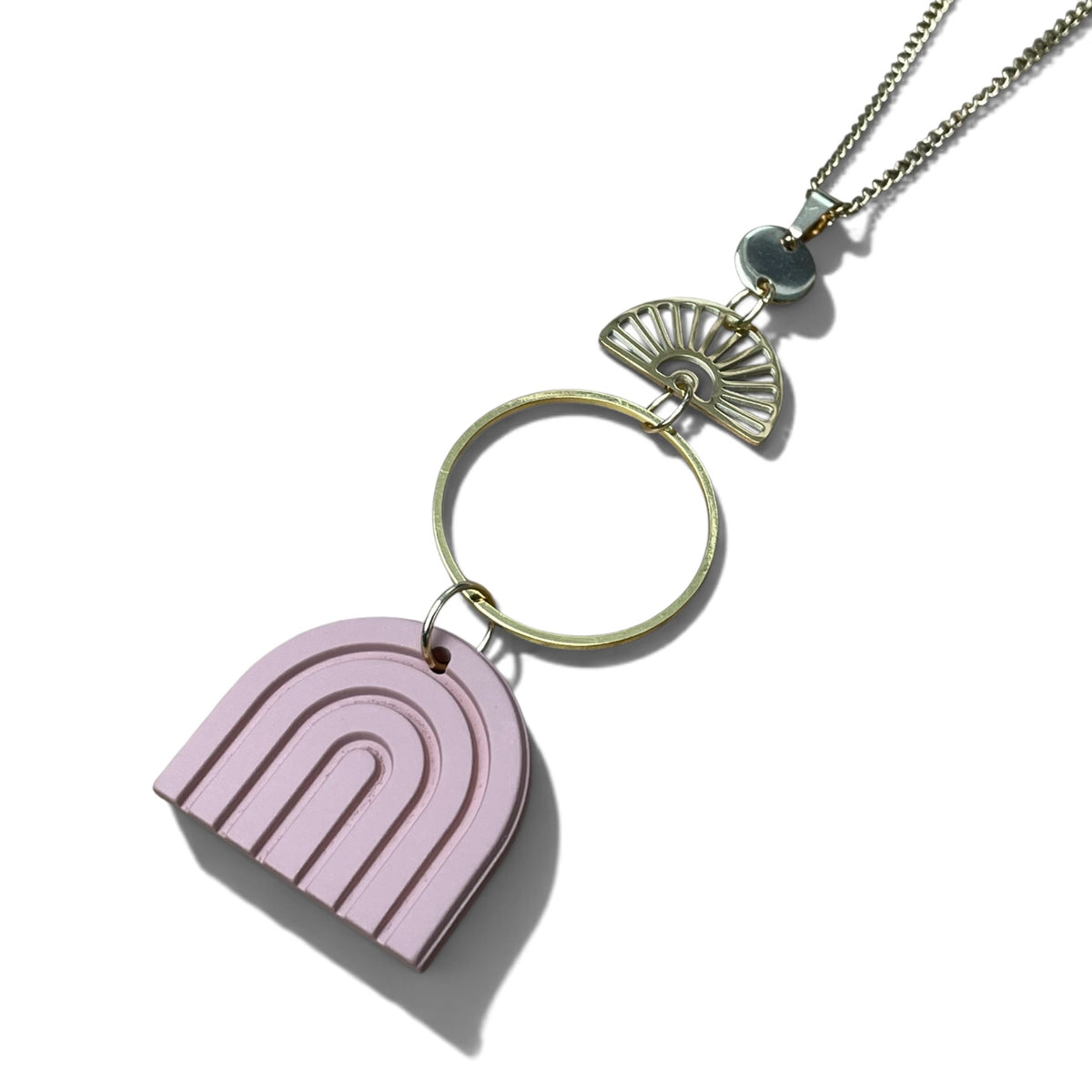 Le collier or et rose antique