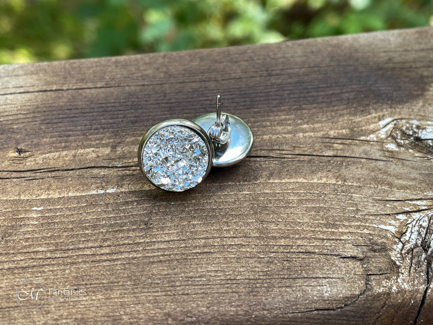 Clous d’oreilles ou dormeuses résine argentée