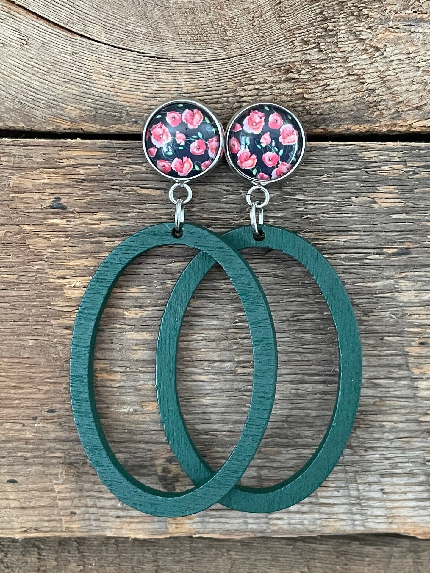 Boucles cabochons et anneaux bois vert