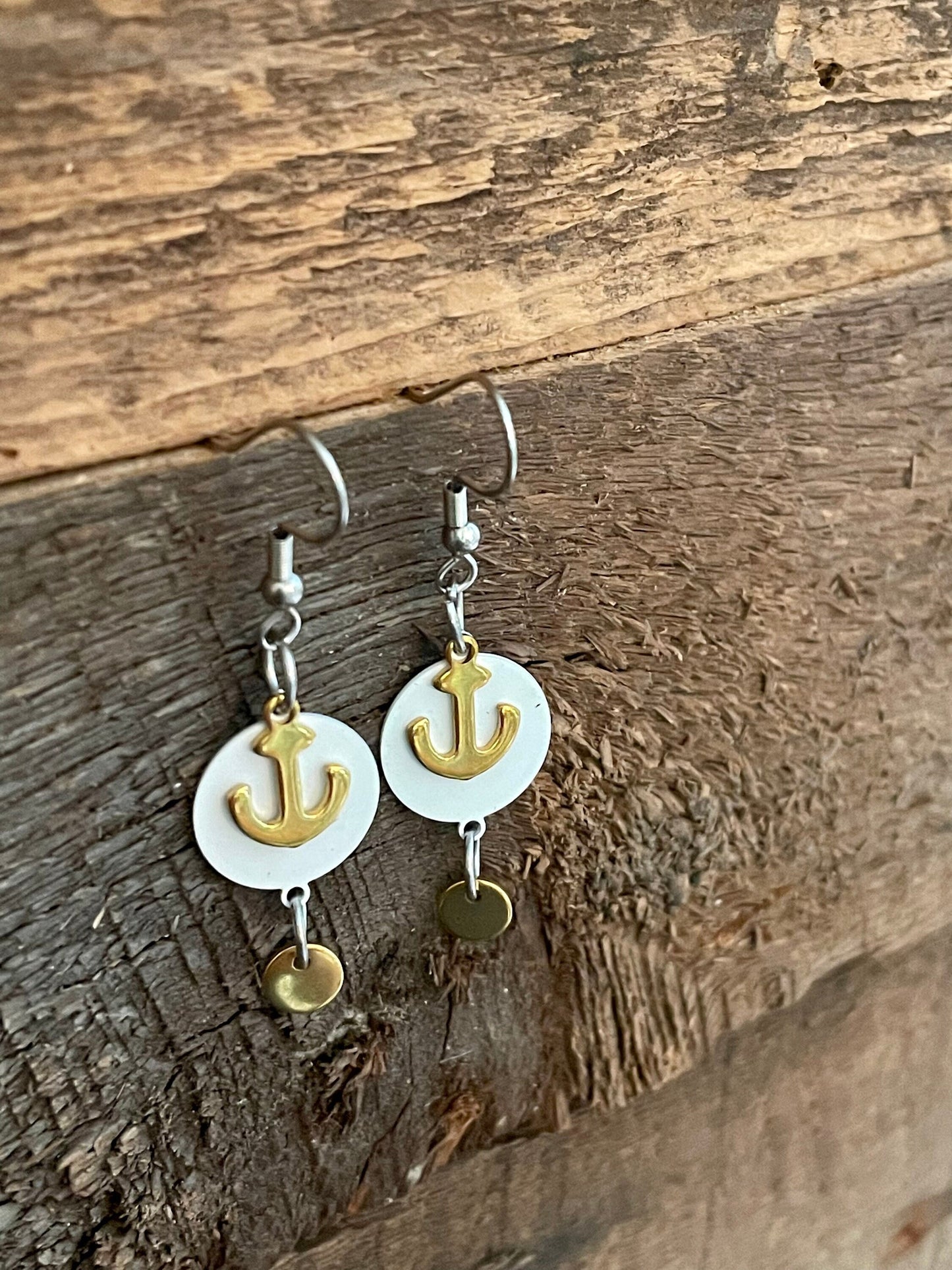 Boucles d’oreilles pendantes blanches et ancres