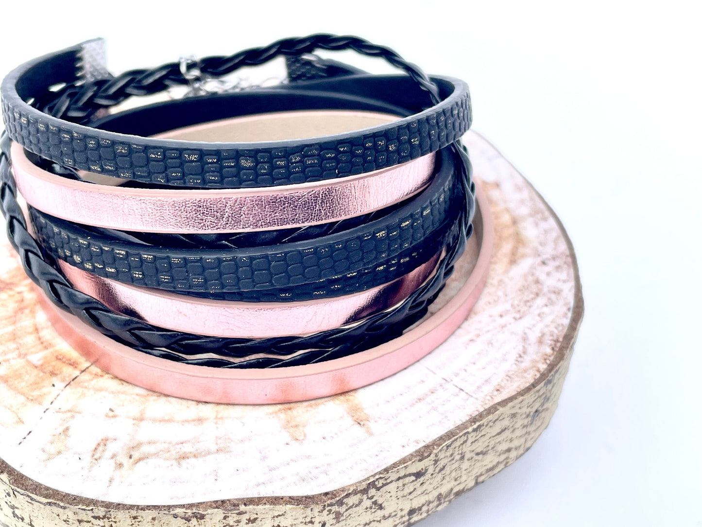 Bracelet style wrap pour femme, mélange cuir et simili cuir, 3 tours de poignet, ajustable.