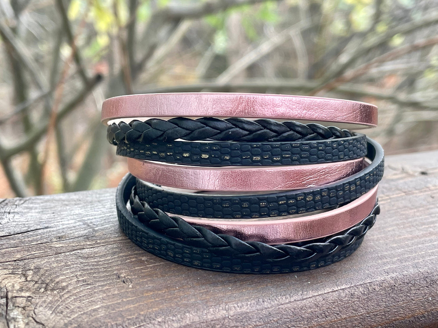 Bracelet style wrap pour femme, mélange cuir et simili cuir, 3 tours de poignet, ajustable.