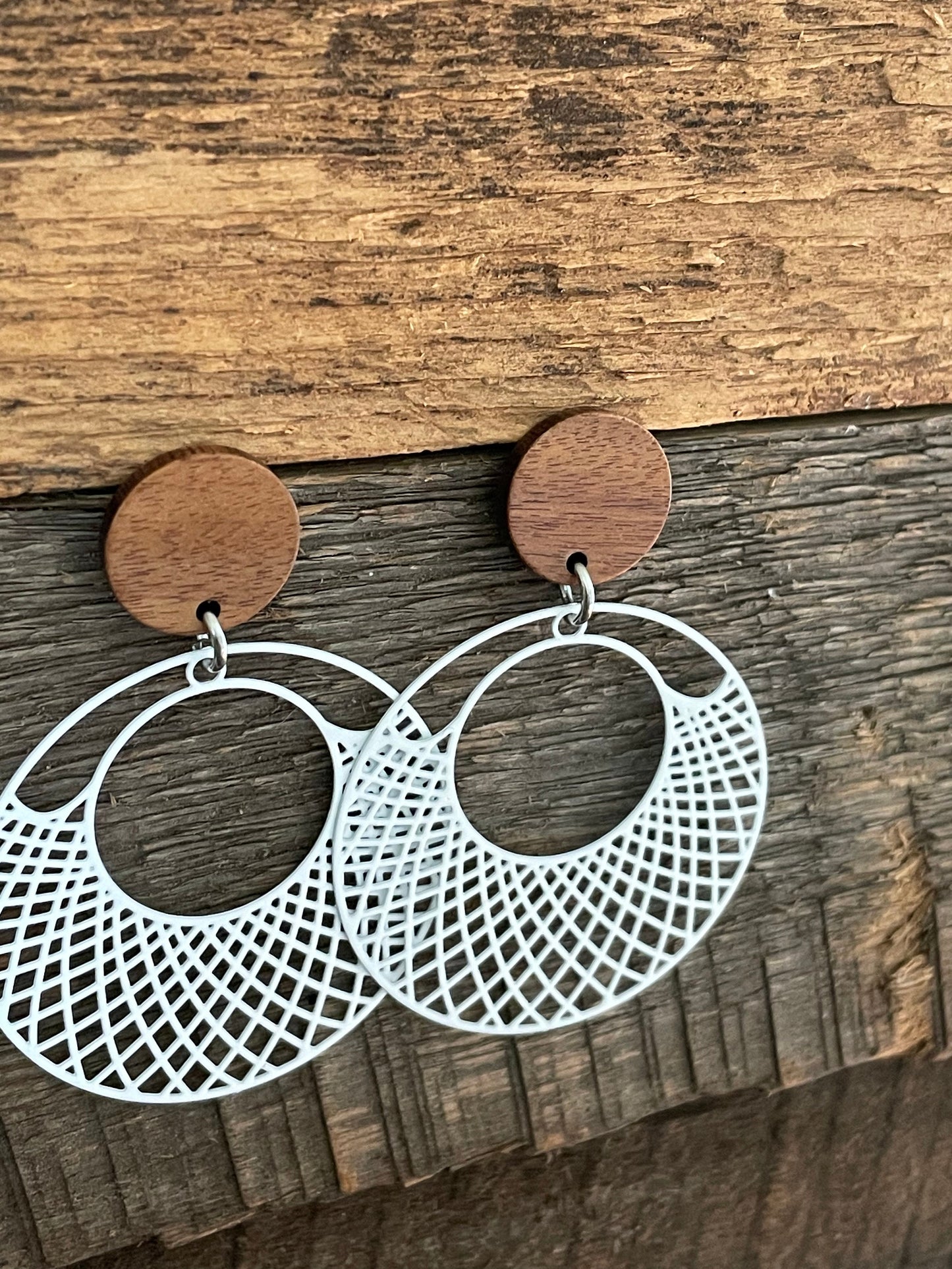Boucles filigranes et bois