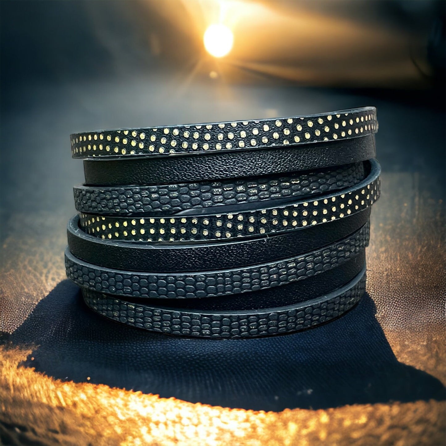 Bracelet de cuir noir et or