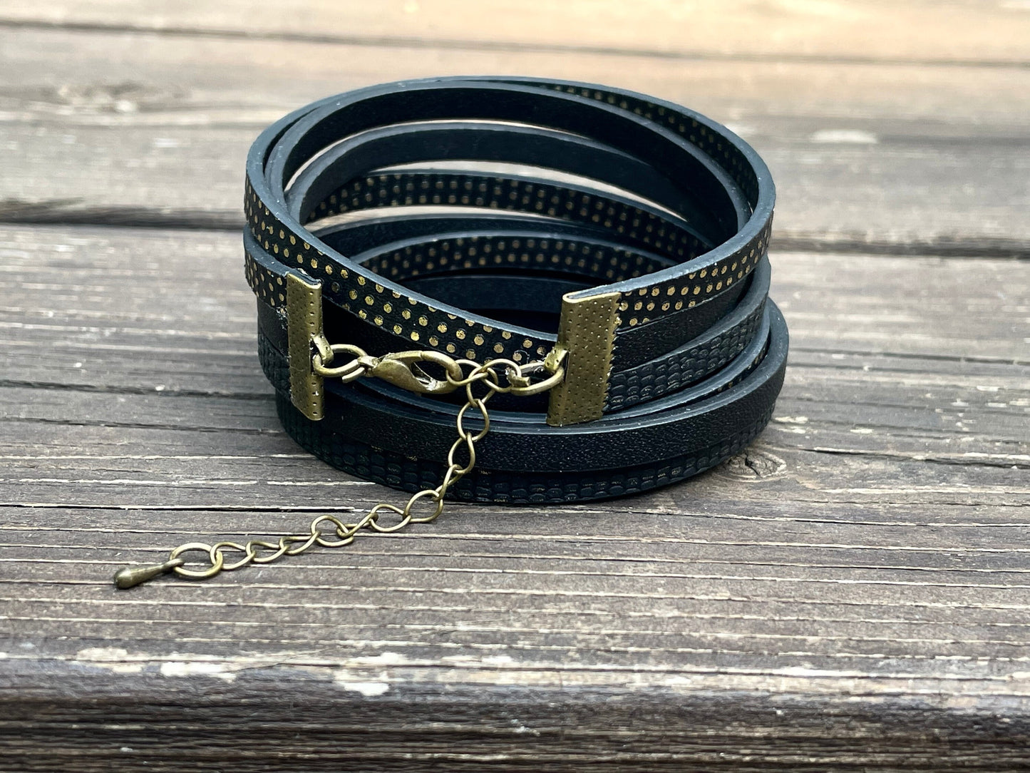 Bracelet de cuir noir et or