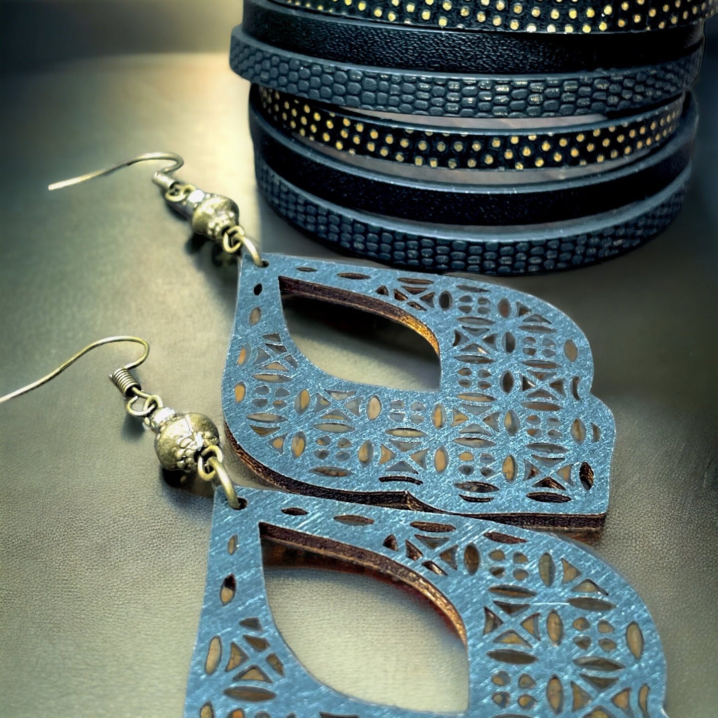 Bracelet de cuir noir et or