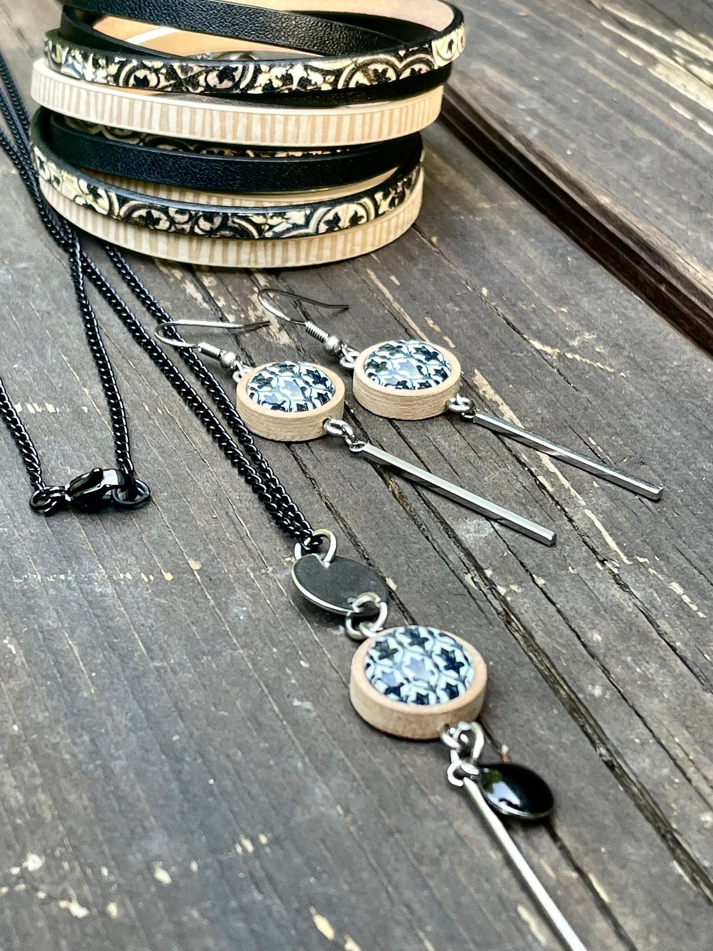 Boucles cabochons noir et blanc et bois