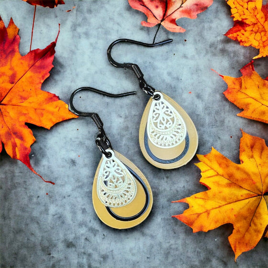 Boucles d’oreilles minimalistes ocre et noir