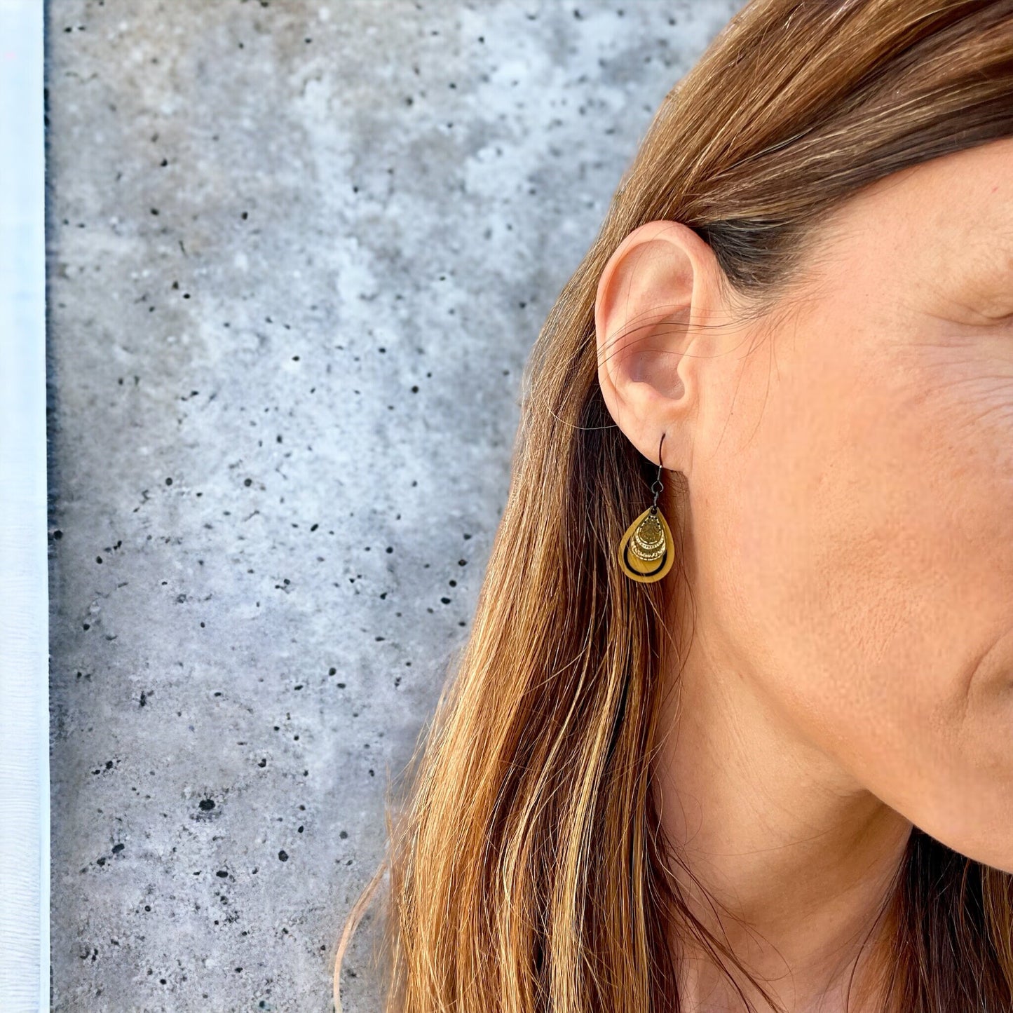 Boucles d’oreilles minimalistes ocre et noir