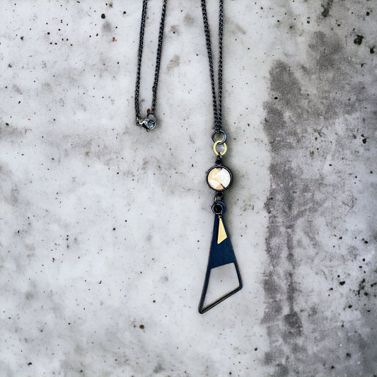 Collier long triangulaire