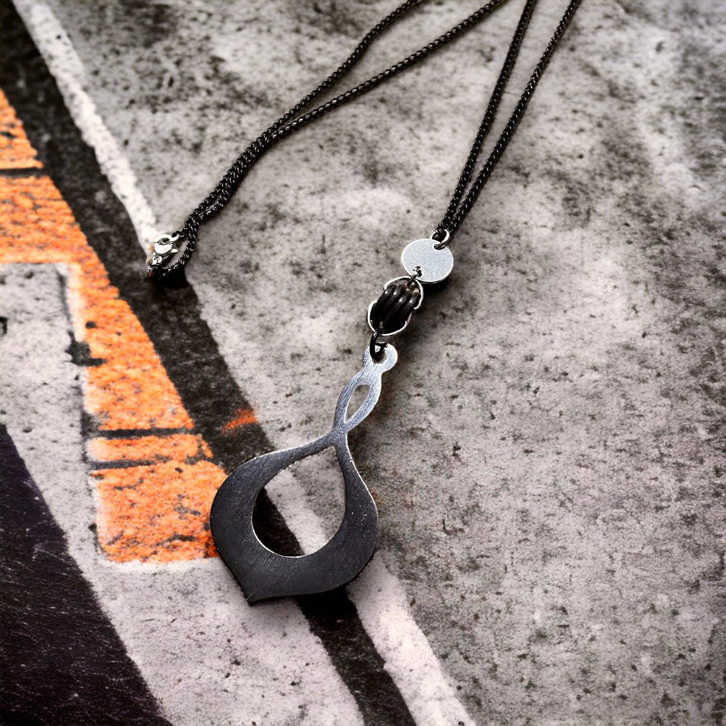 Collier long goutte noire