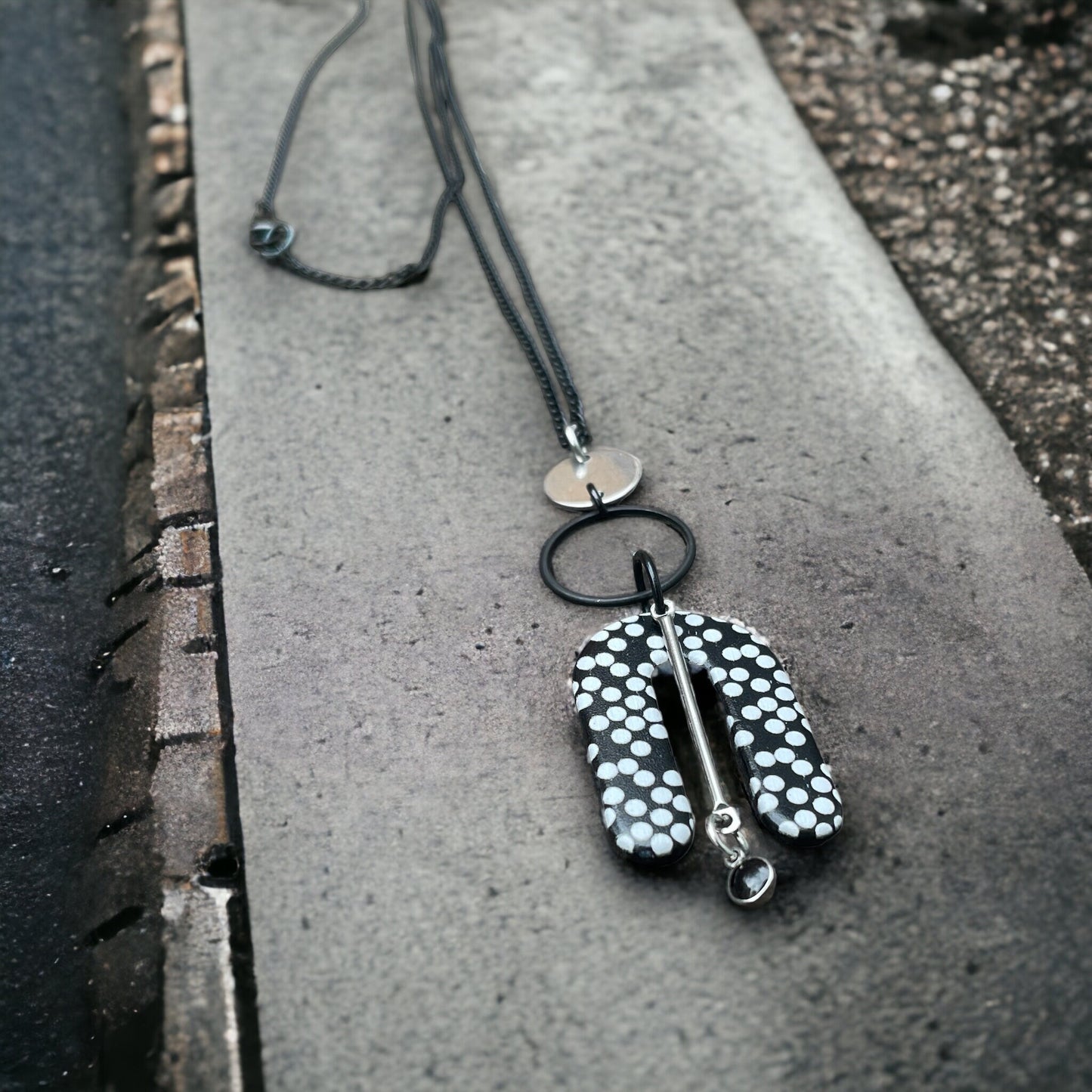 Collier long stylé noir et blanc