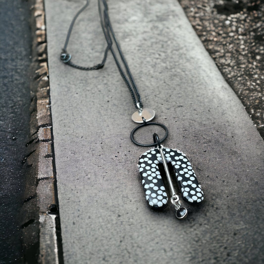 Collier long stylé noir et blanc