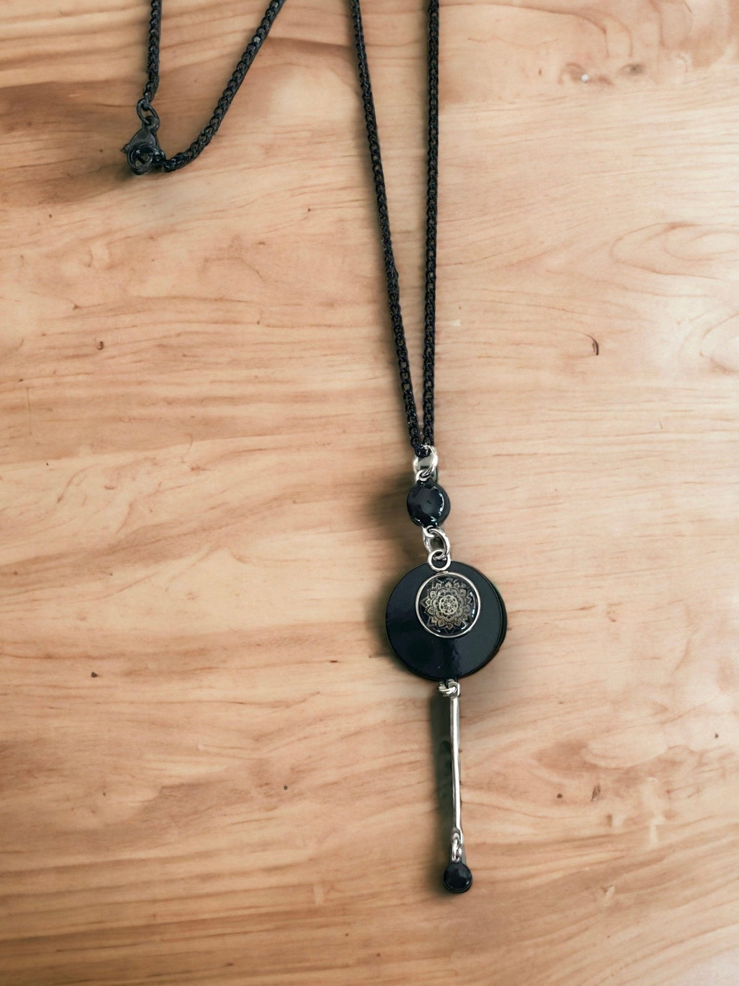 Collier long noir et mandala