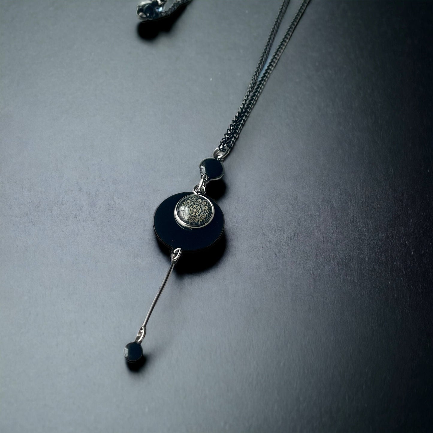 Collier long noir et mandala