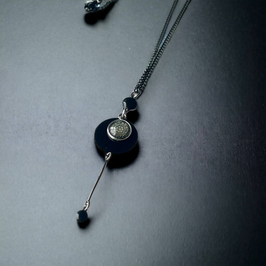 Collier long noir et mandala