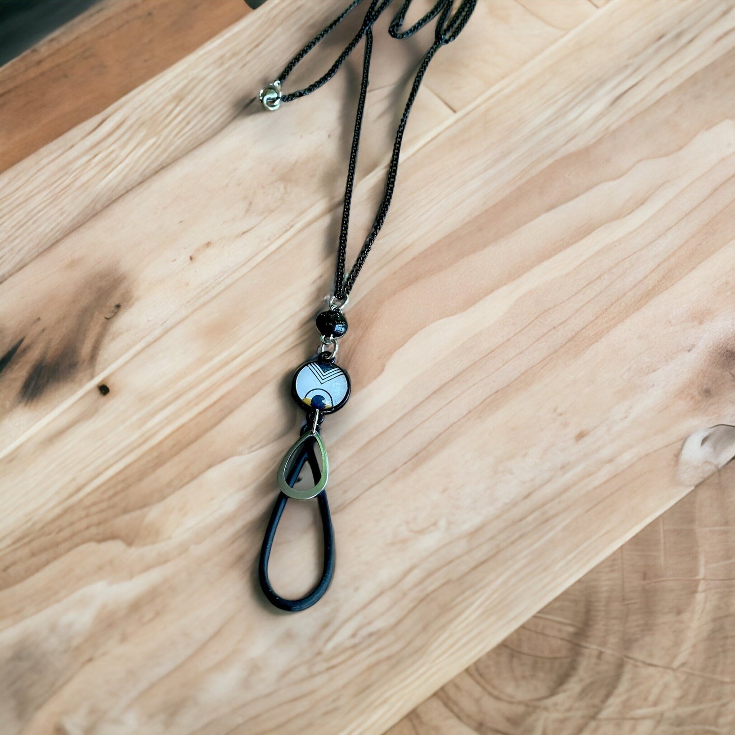 Collier long goutte et cabochon