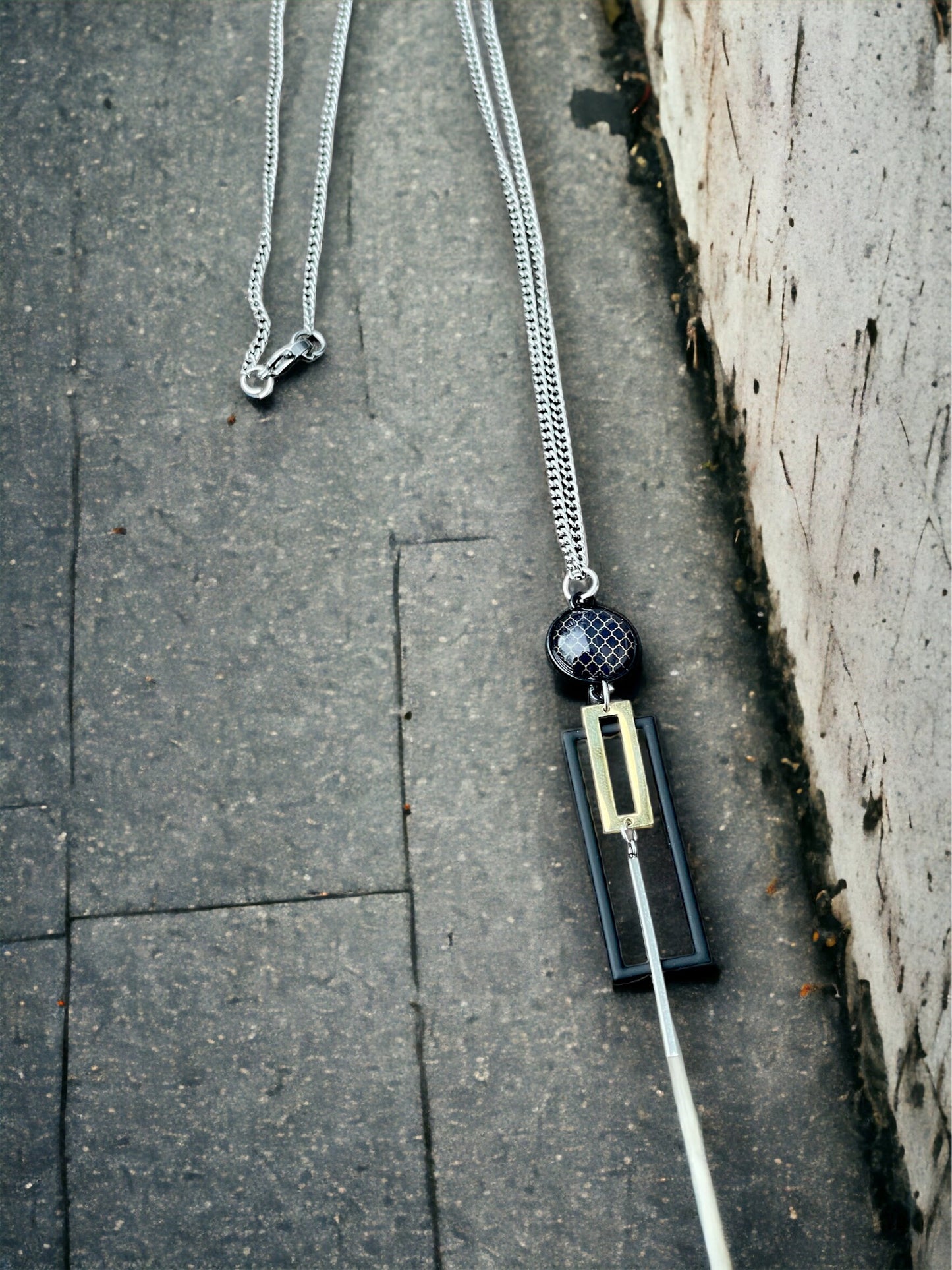 Collier long noir, or et cabochons