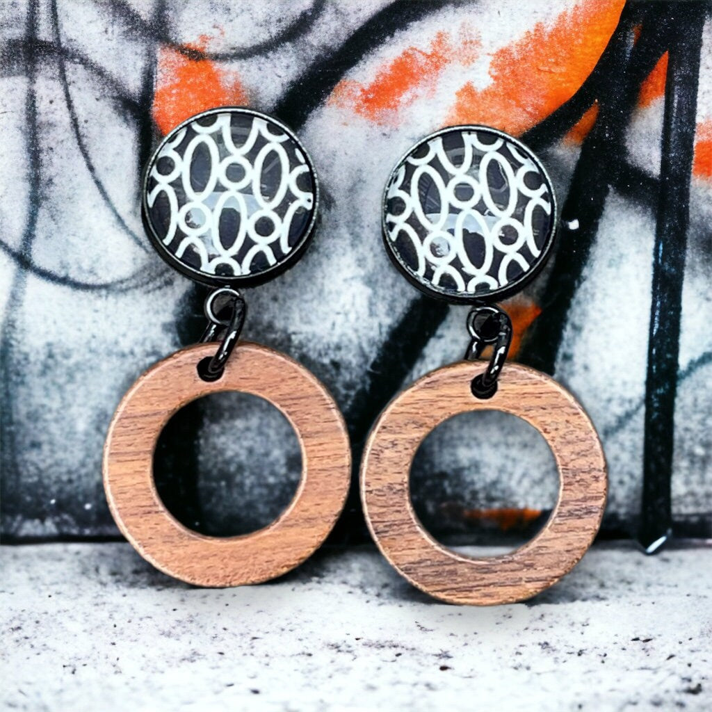 Clous d’oreilles noir et blanc et anneaux de bois