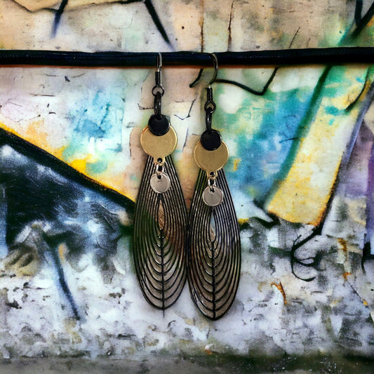 Boucles longues gouttes filigranes noir